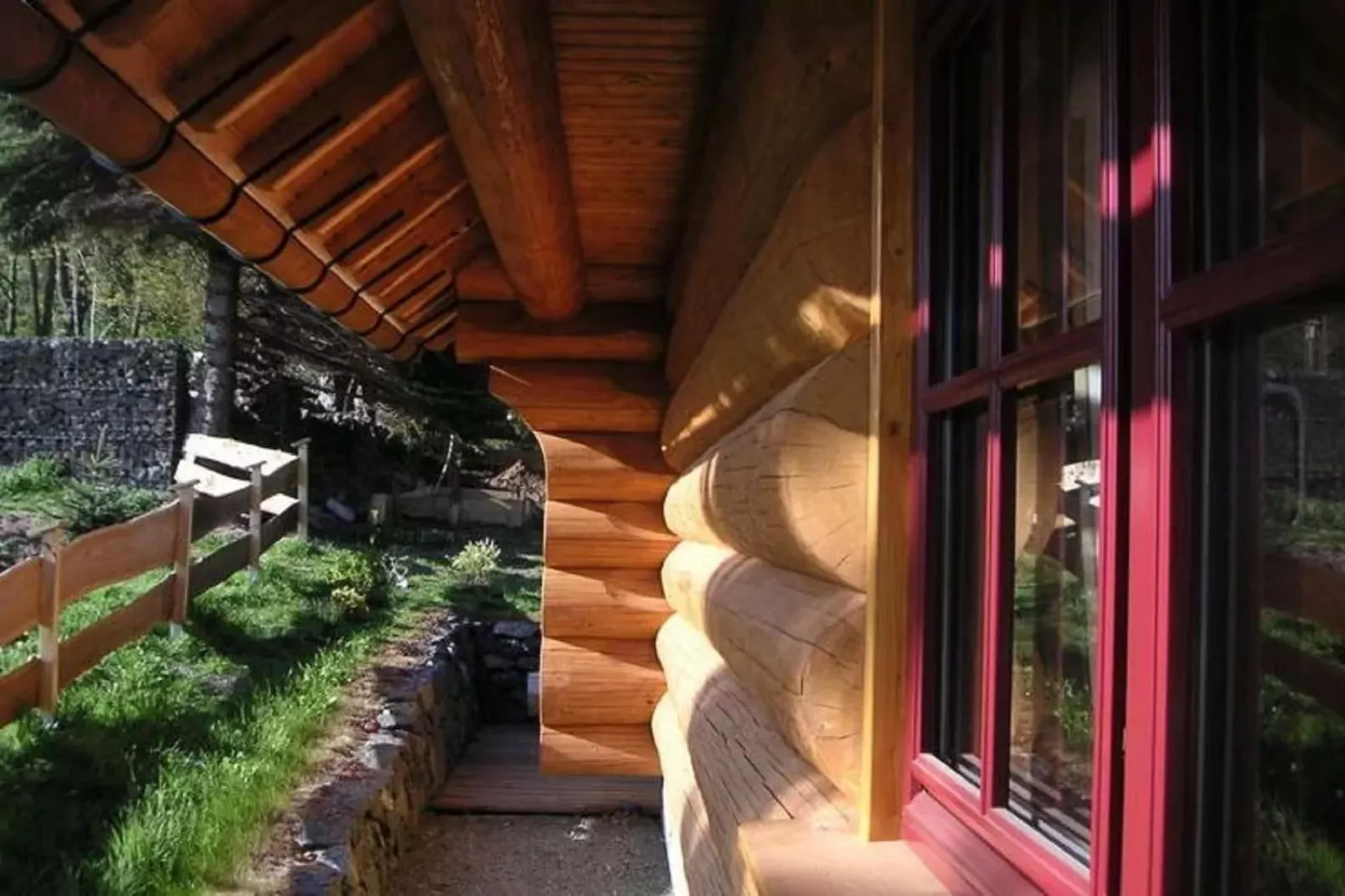 Naturstammhaus-Terrassenbalkon