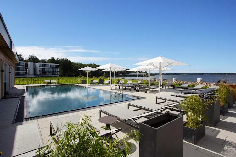 Apartments im MAREMÜRITZ Yachthafen Resort & Spa / Mare Grand Maisonette Suite 3 Erwachsene und 1 Kind 3-15 Jahre-Pool