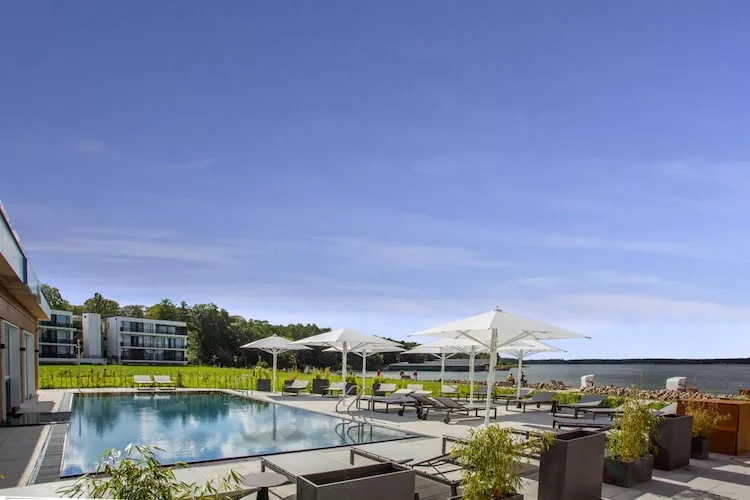 Apartments im MAREMÜRITZ Yachthafen Resort & Spa / Mare Grand Maisonette Suite 3 Erwachsene und 1 Kind 3-15 Jahre-Pool