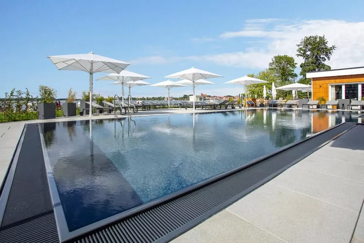 Apartments im MAREMÜRITZ Yachthafen Resort & Spa / Mare Grand Maisonette Suite 3 Erwachsene und 1 Kind 3-15 Jahre-Pool