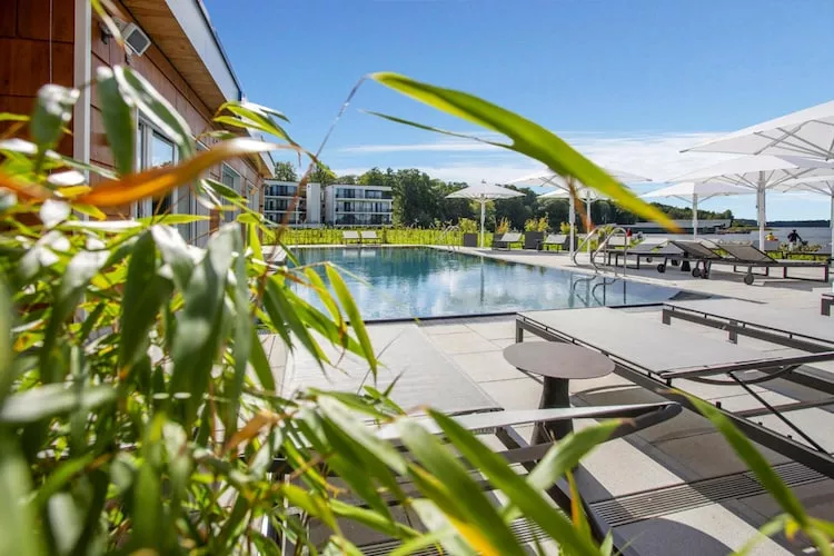 Apartments im MAREMÜRITZ Yachthafen Resort & Spa / Mare Grand Maisonette Suite 3 Erwachsene und 1 Kind 3-15 Jahre-Pool