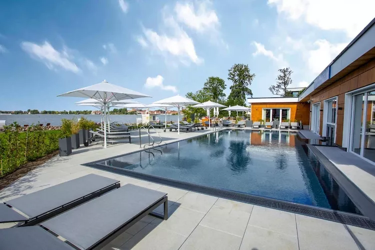 Apartments im MAREMÜRITZ Yachthafen Resort & Spa / Mare Grand Maisonette Suite 3 Erwachsene und 1 Kind 3-15 Jahre-Pool