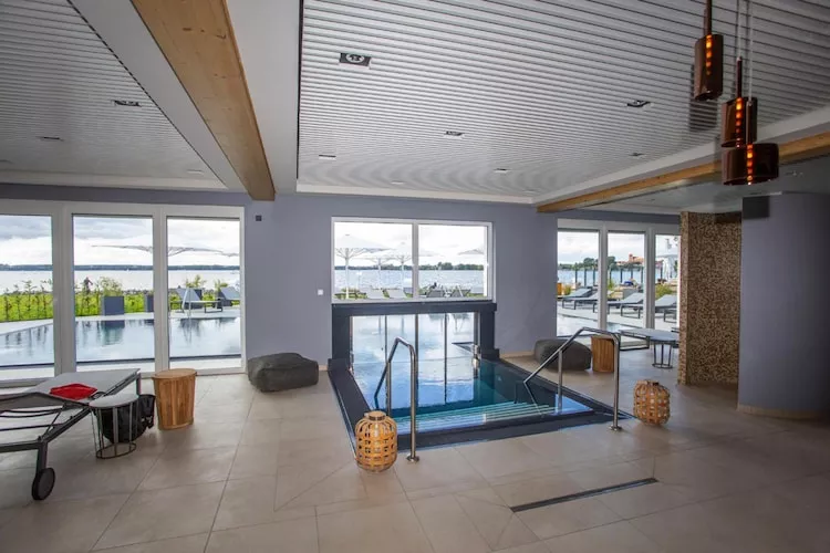 Apartments im MAREMÜRITZ Yachthafen Resort & Spa / Mare Grand Maisonette Suite 3 Erwachsene und 1 Kind 3-15 Jahre-Pool