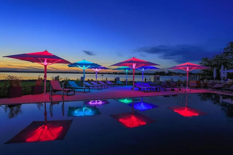 Apartments im MAREMÜRITZ Yachthafen Resort & Spa / Mare Grand Maisonette Suite 3 Erwachsene und 1 Kind 3-15 Jahre-Pool