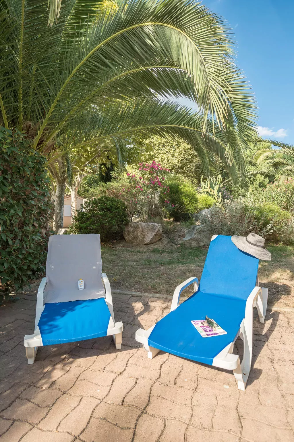 Le Mediterranée-Outside