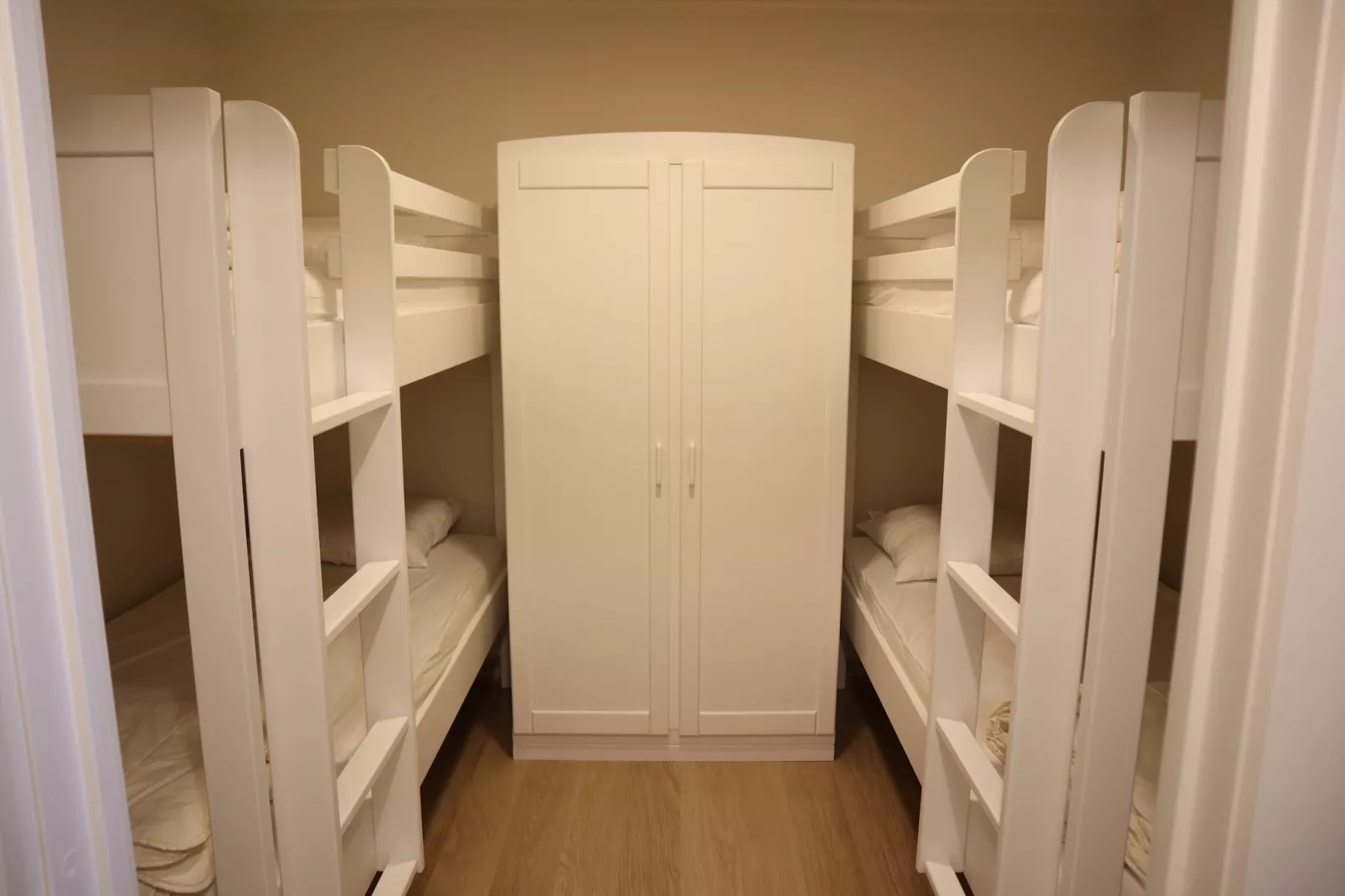 SCORPIO BI 403-Bedroom