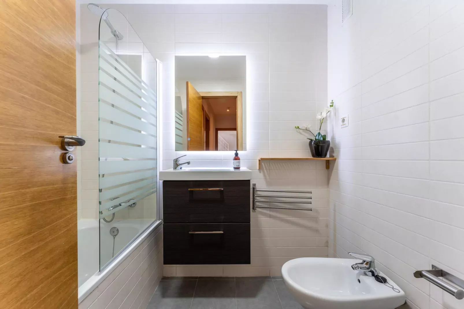 CT 252 - Faro's Malaga Citylights - Amazing Roof Terrace-Bathroom