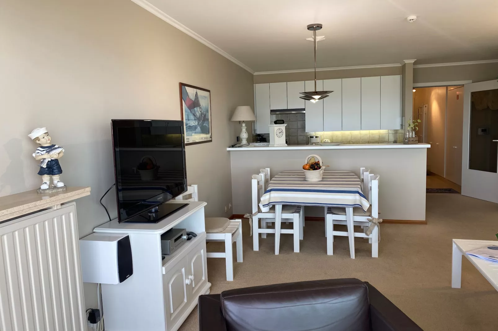 SUNFLOWER 404-Living room