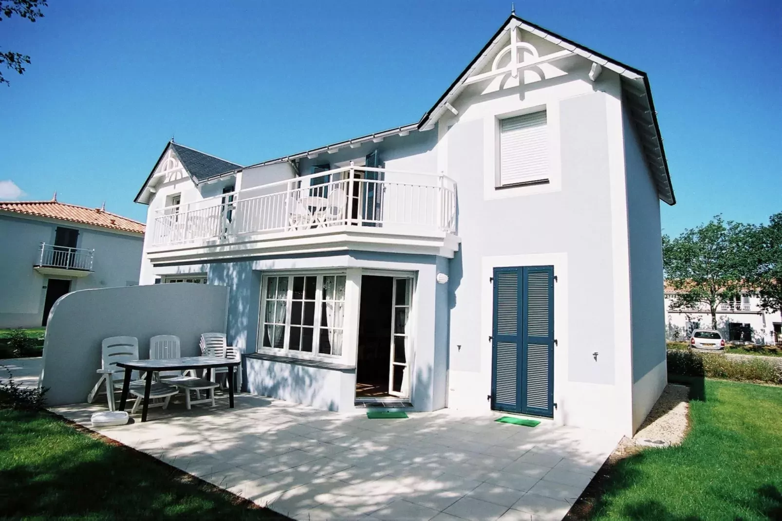 Le Domaine de Fontenelles 2-Exterior summer