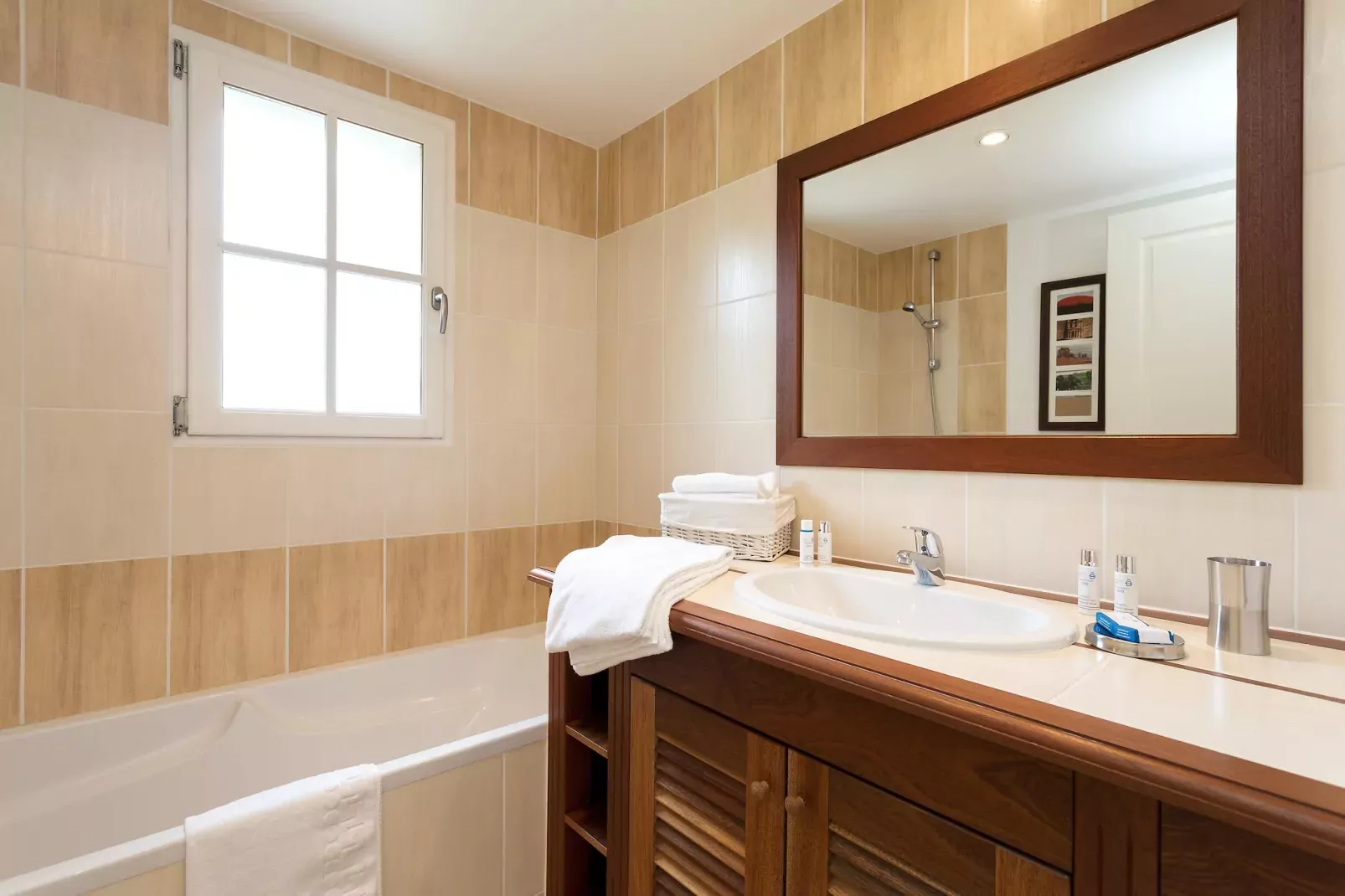 Le Domaine de Fontenelles 1-Bathroom