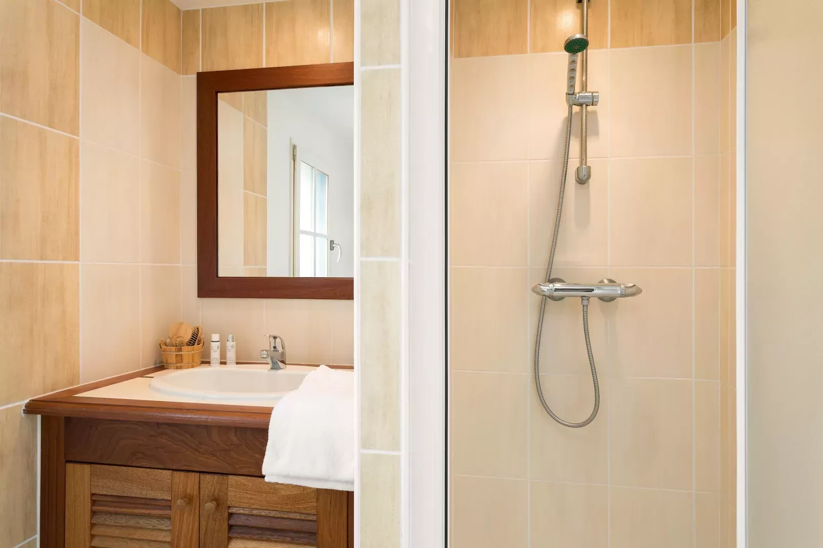 Le Domaine de Fontenelles 1-Bathroom