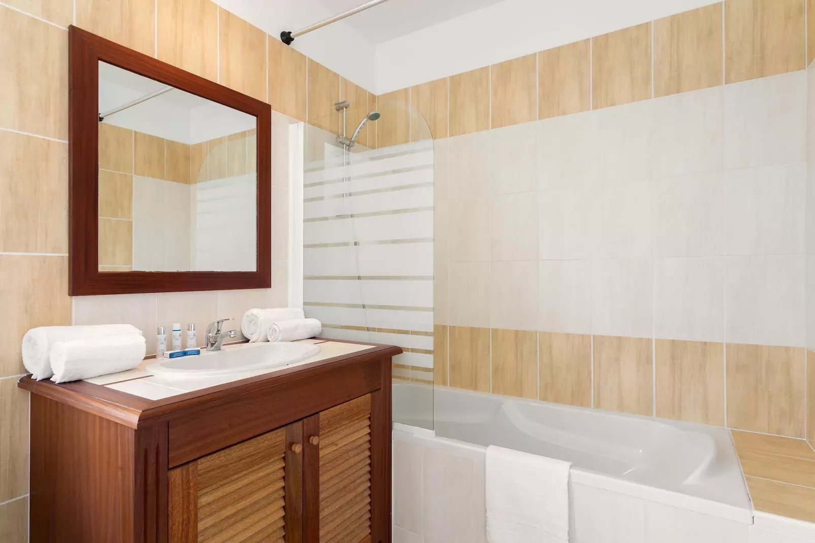 Le Domaine de Fontenelles 1-Bathroom