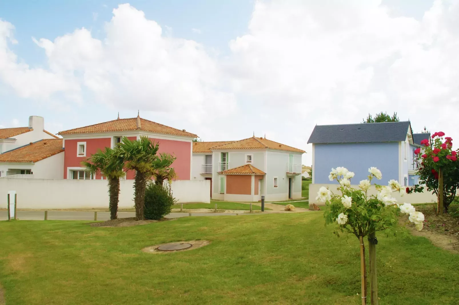 Le Domaine de Fontenelles 3-Gardens summer