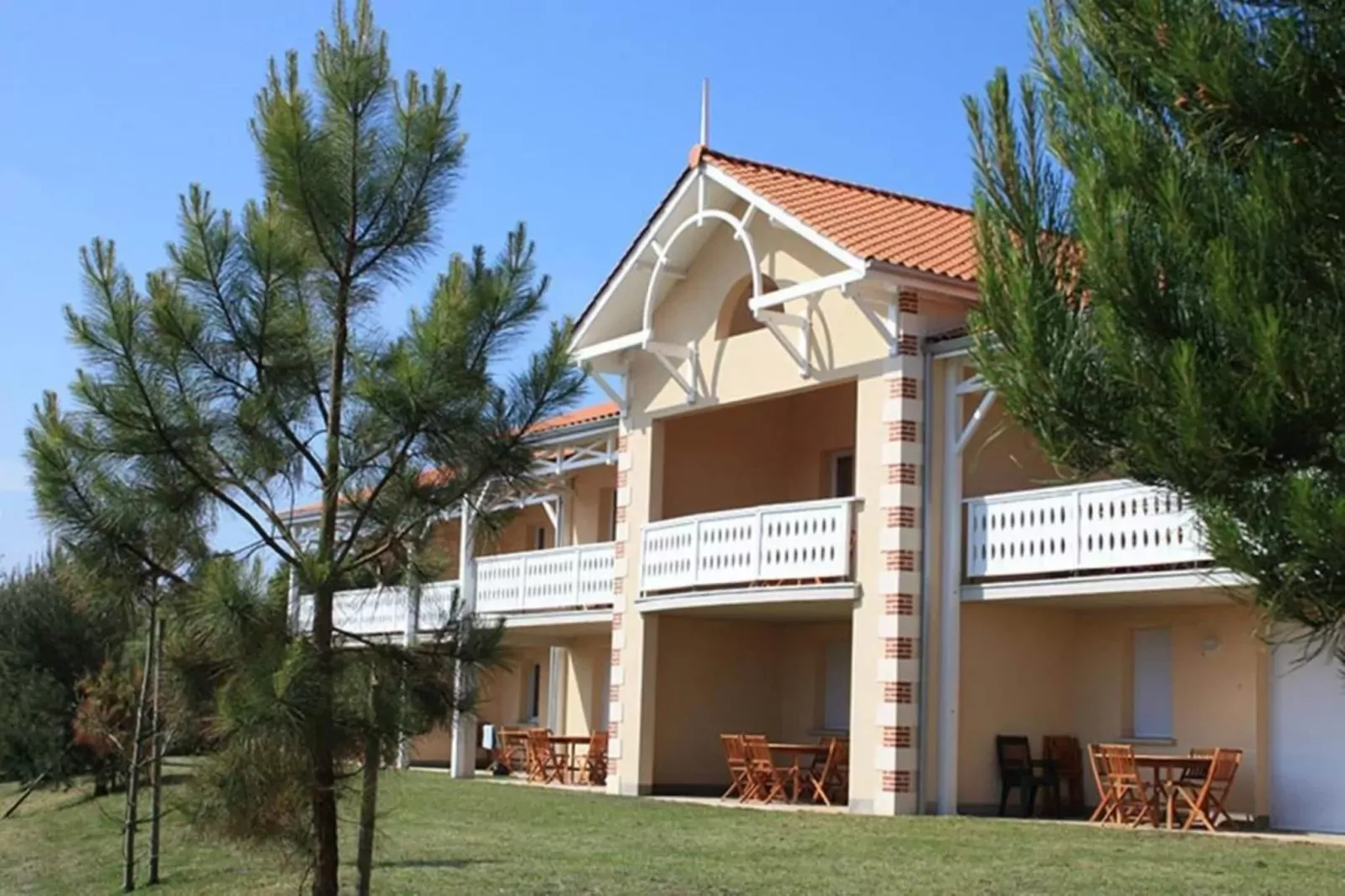 Le Domaine de Fontenelles 3-Areas summer 1km