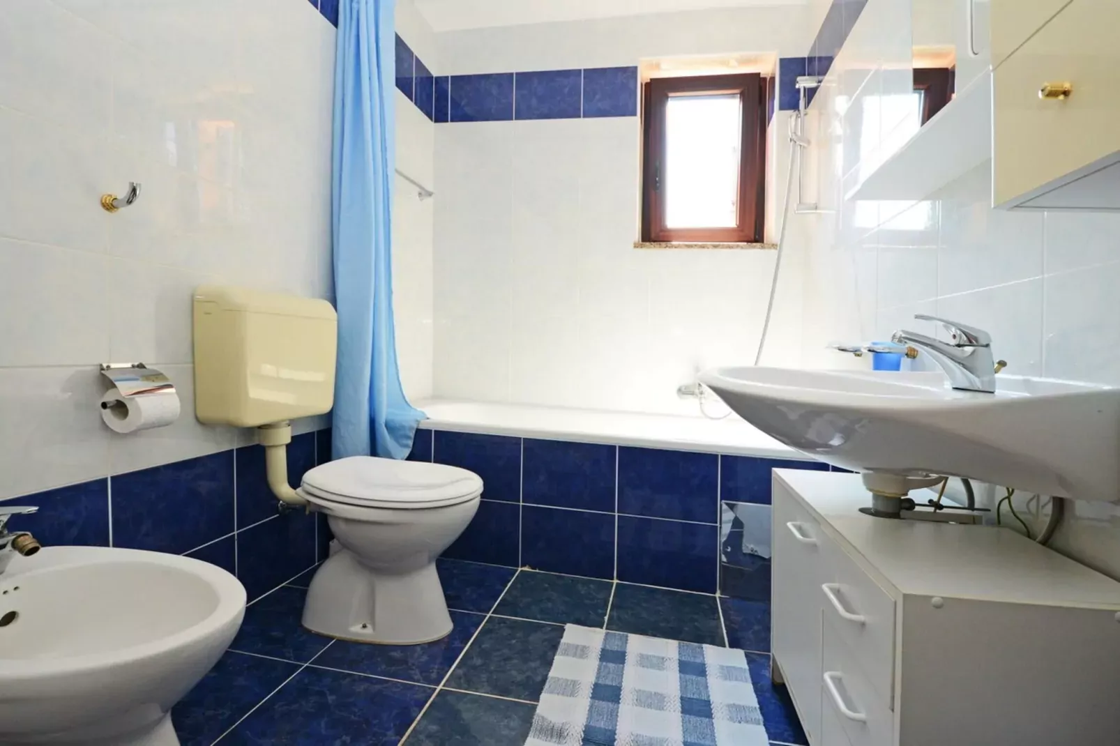Apartment Filipin-Bathroom