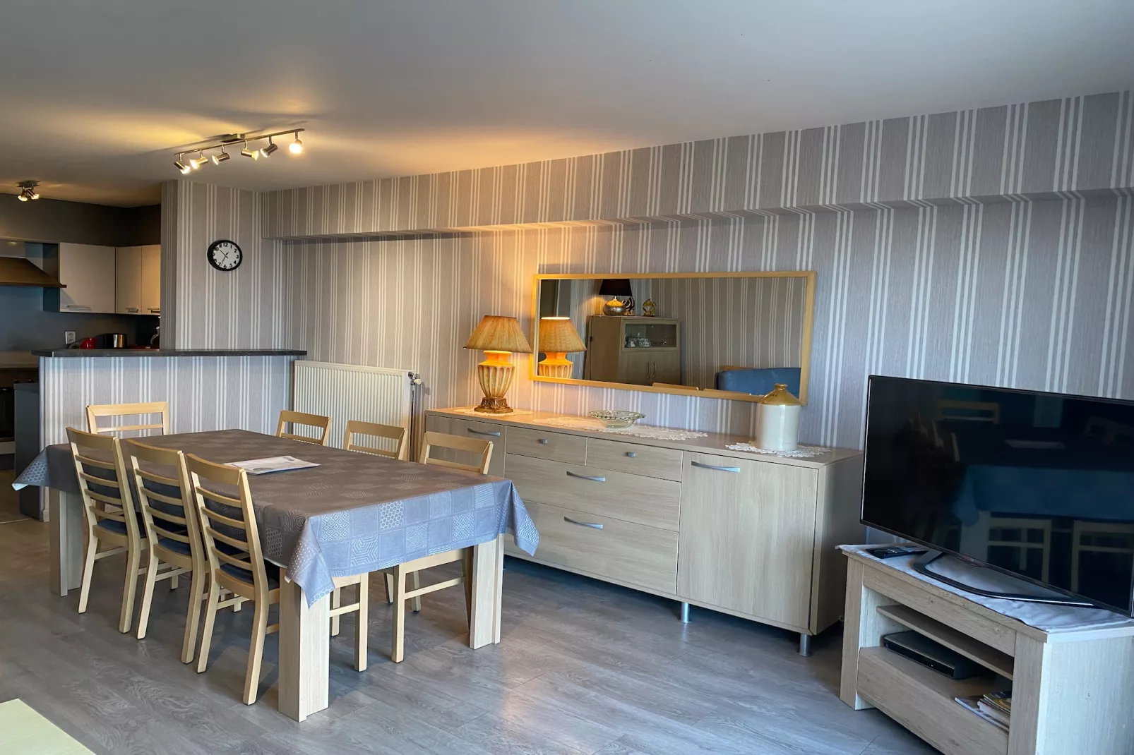 SEAFLOWER 304-Dining room