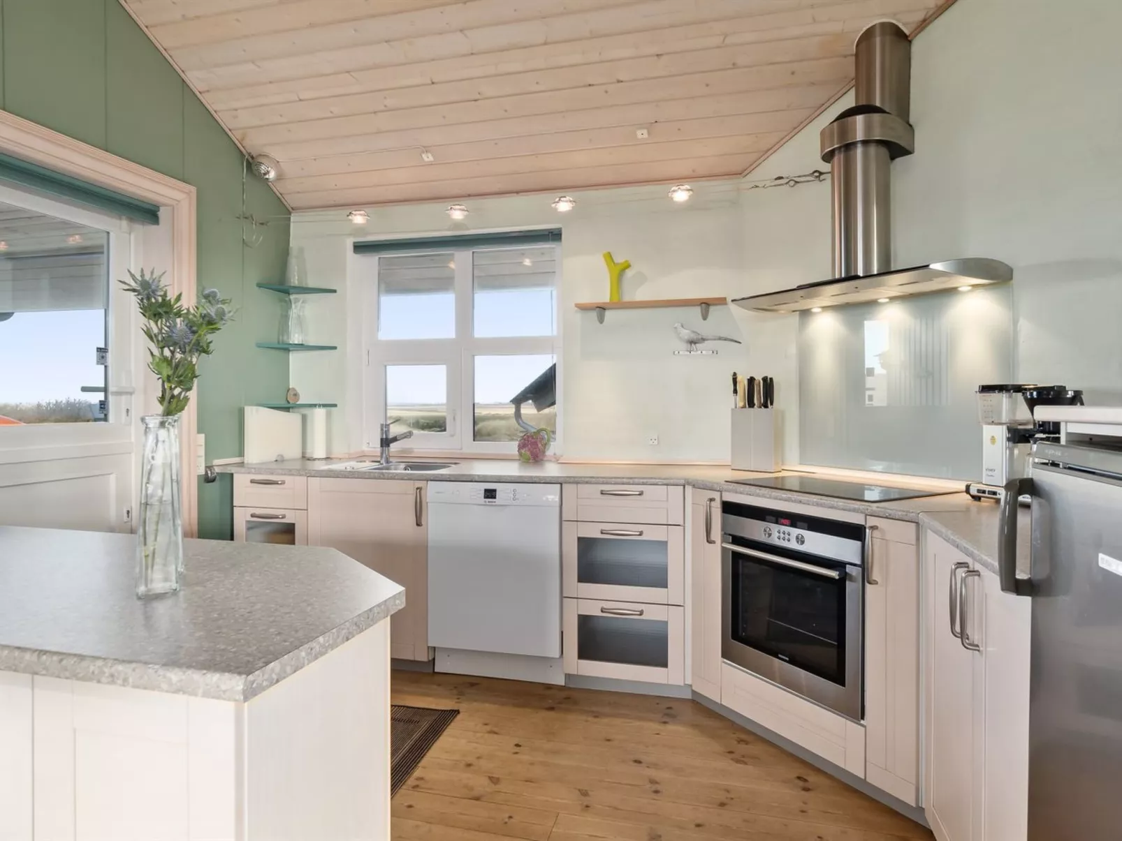 "Tahnee" - 450m from the sea-Inside