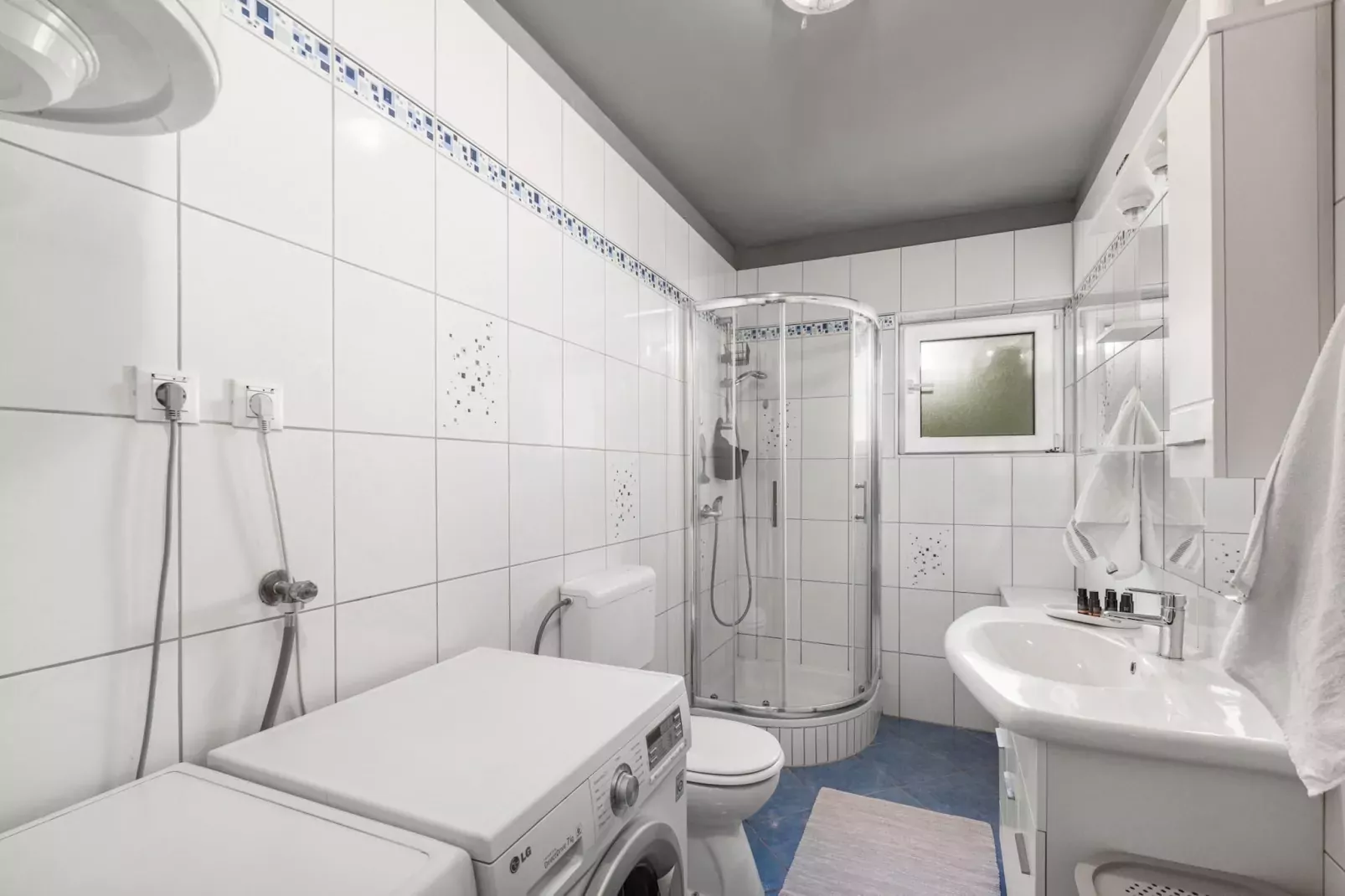 Premium Apartment Noelle-Bathroom
