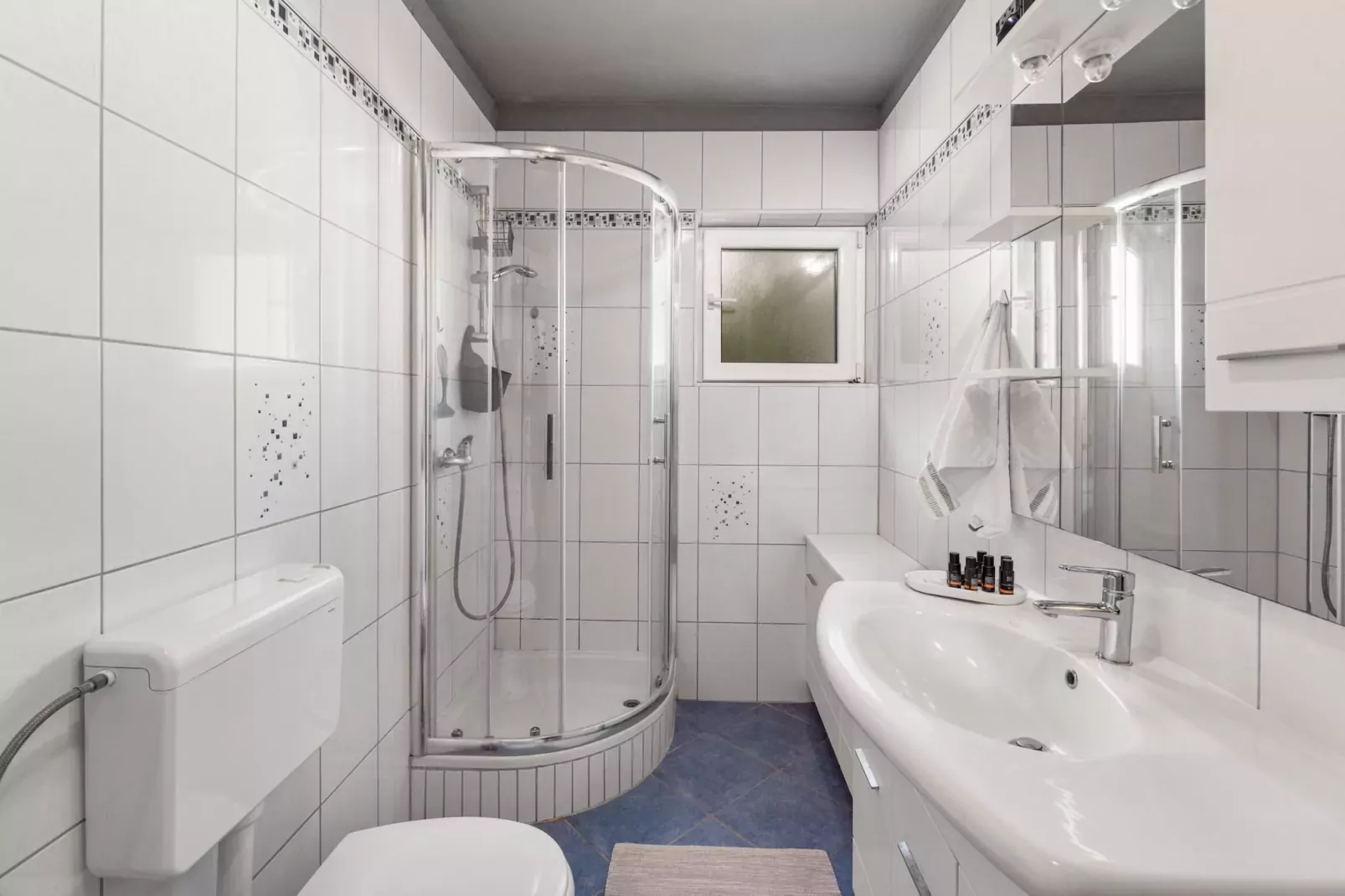 Premium Apartment Noelle-Bathroom