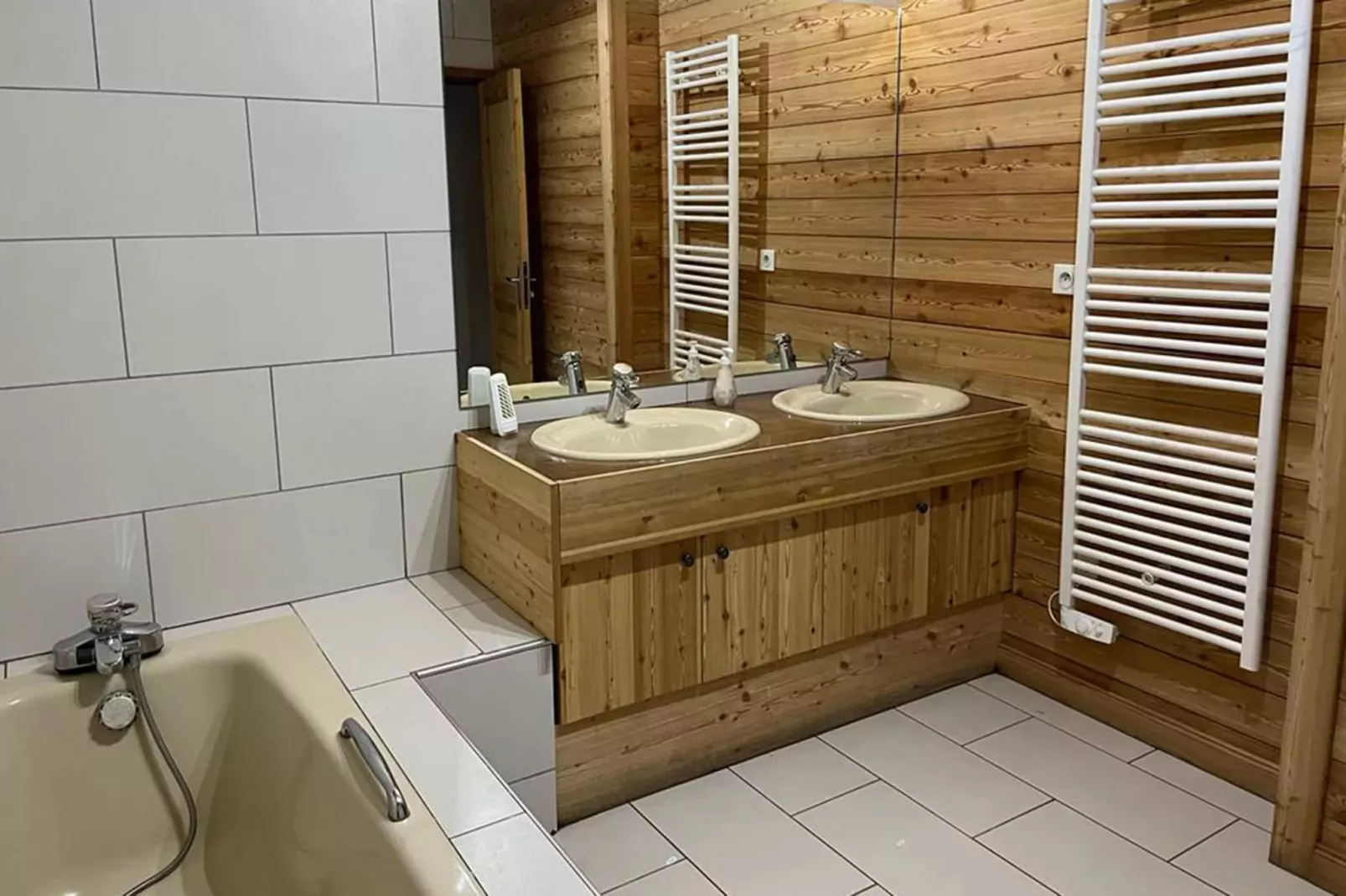 Chalet Erika-Bathroom