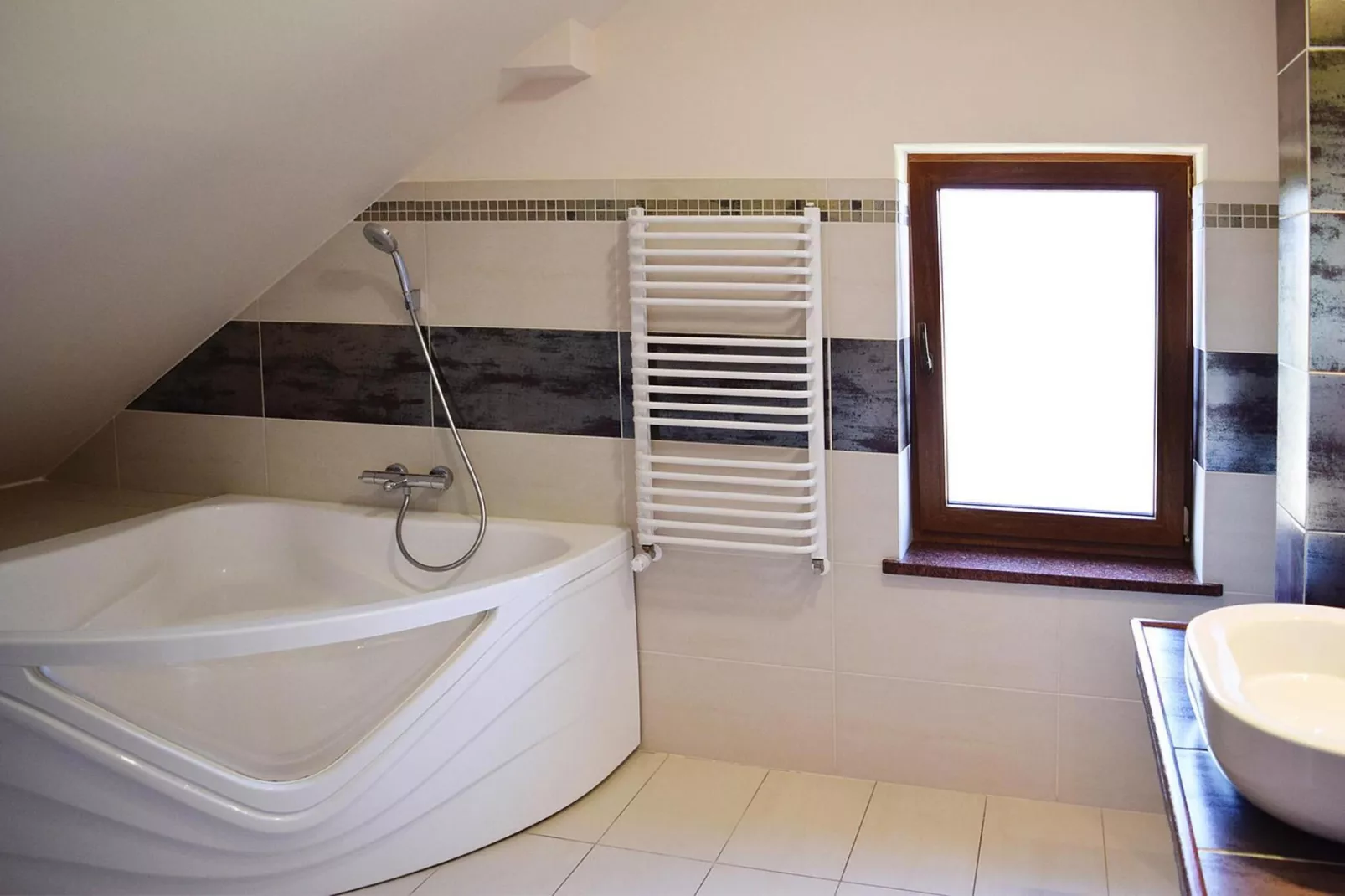 Holiday home at the lake in Kiedrowice-Bathroom