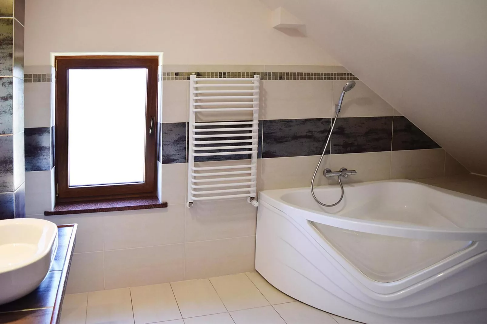 Holiday home at the lake in Kiedrowice-Bathroom