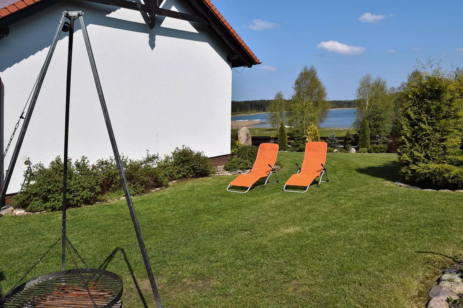 Holiday home at the lake in Kiedrowice-Gardens summer