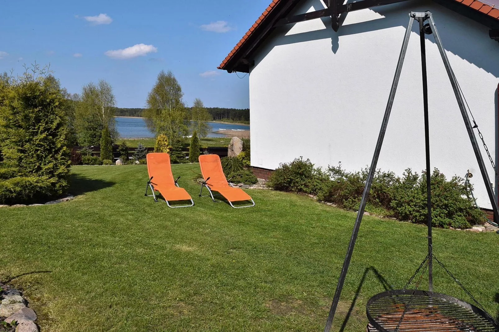 Holiday home at the lake in Kiedrowice-Gardens summer