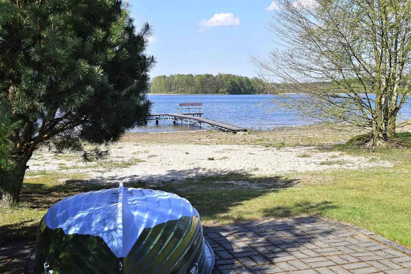 Holiday home at the lake in Kiedrowice-Gardens summer