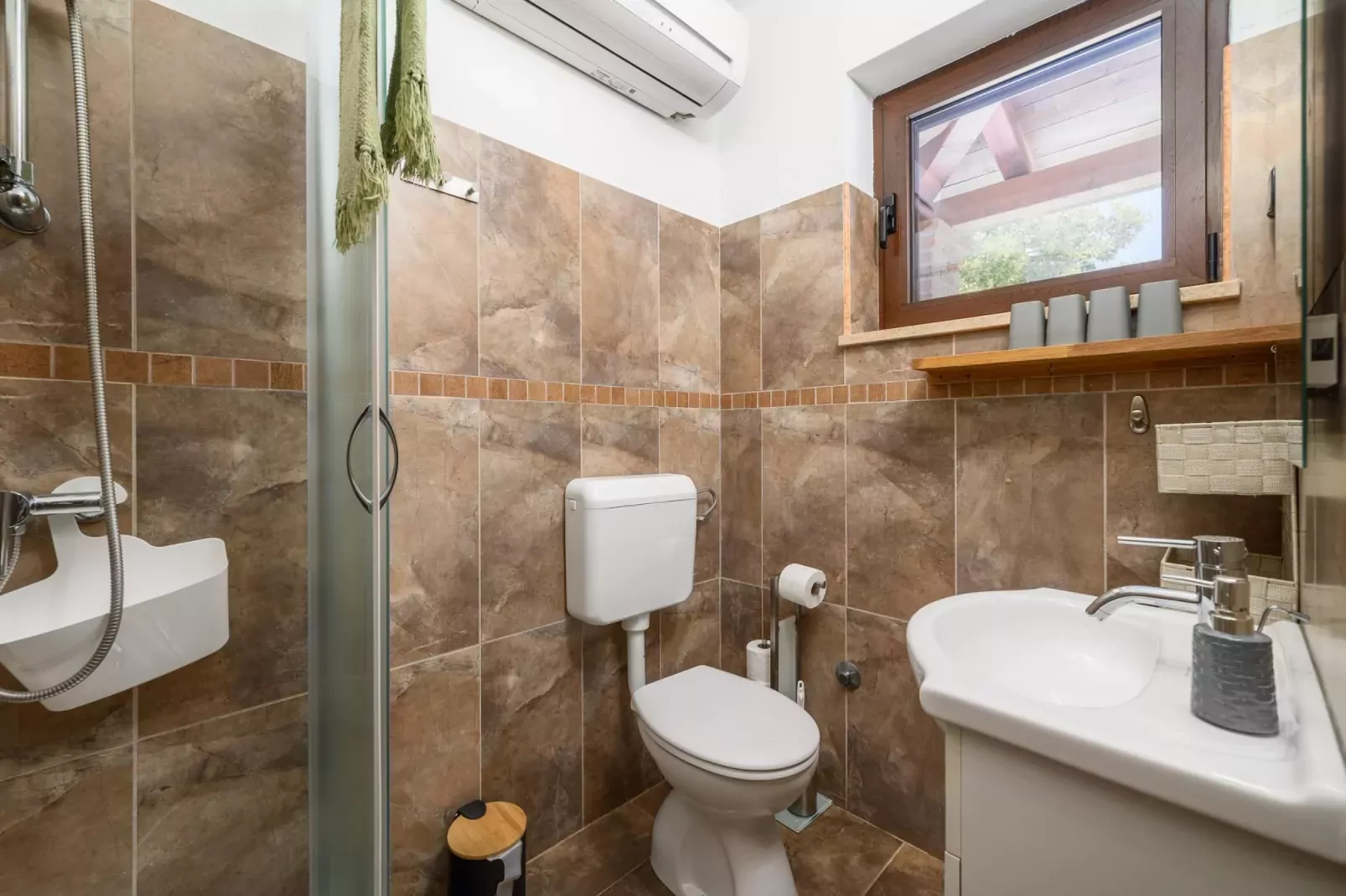 Villa Hrast Bacva-Bathroom