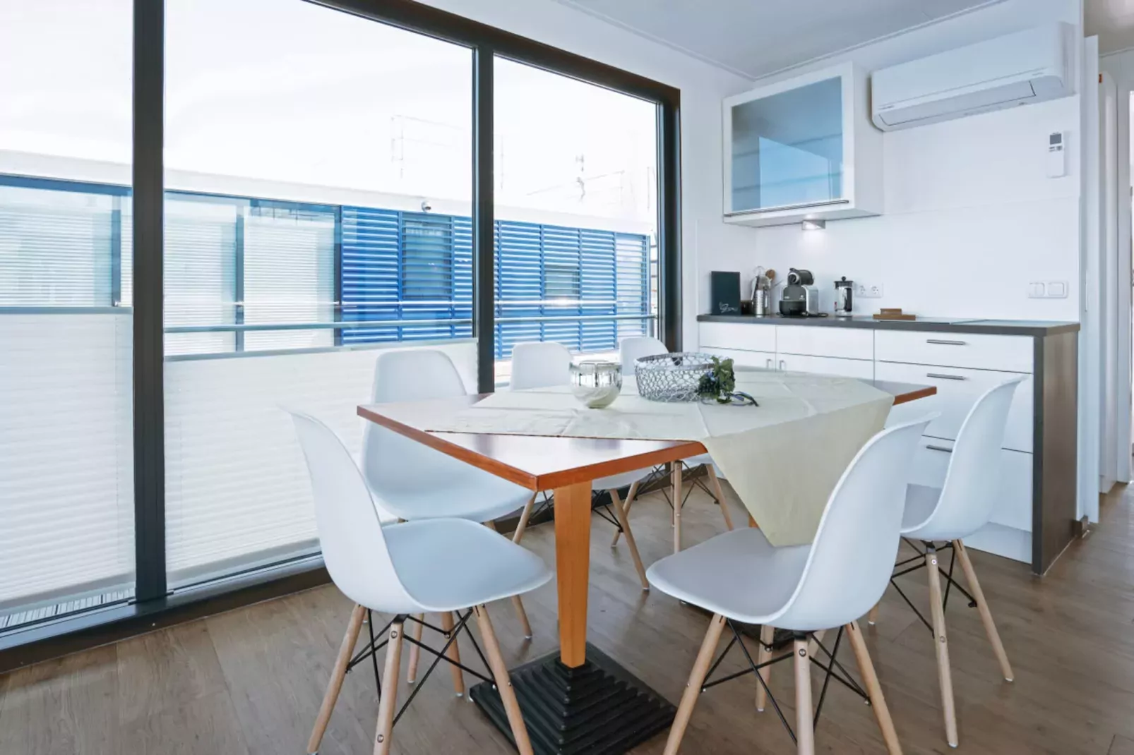 Floating 44 - LP 6 / 1-2 Personen-Esszimmer