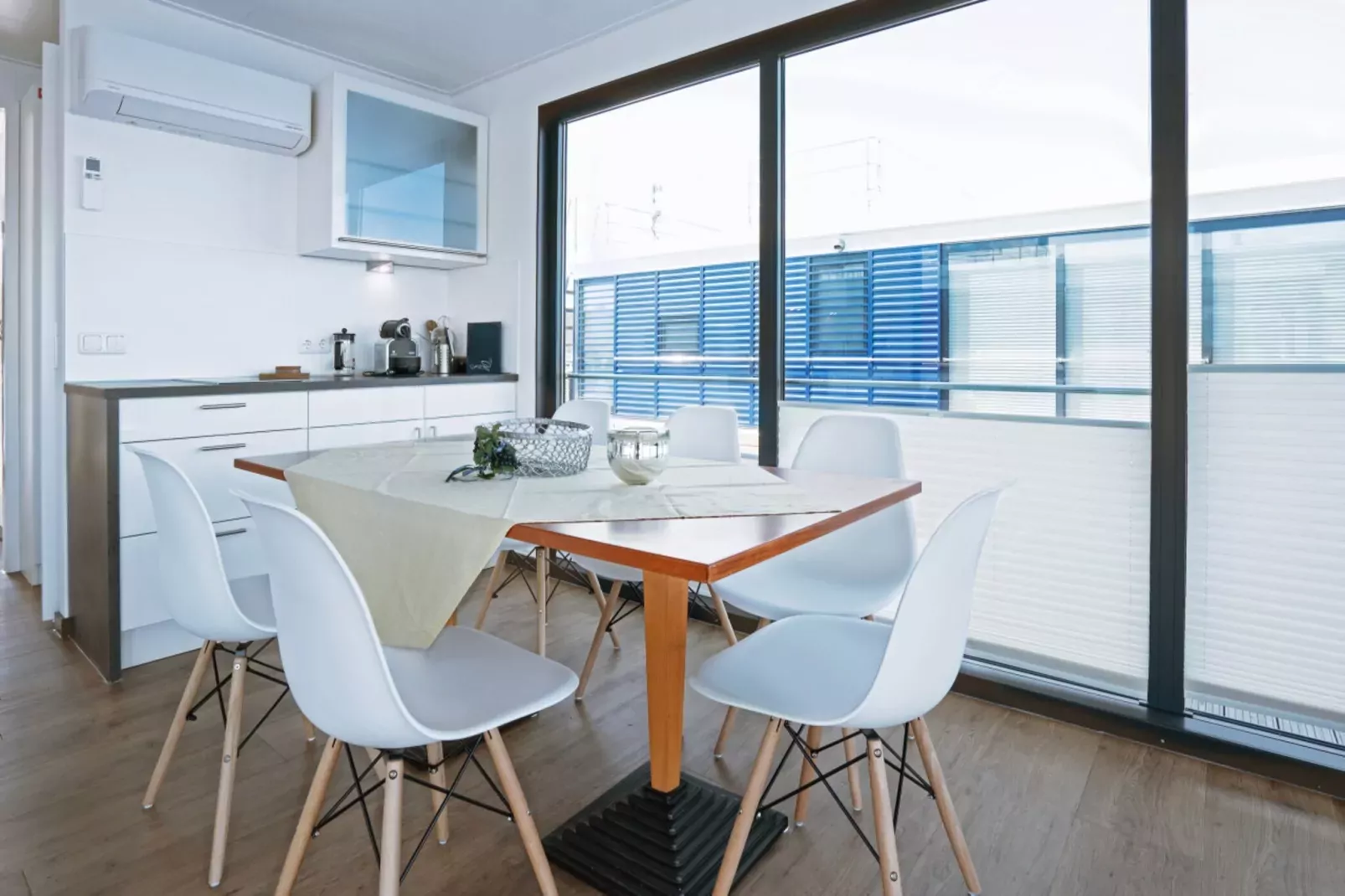 Floating 44 - LP 6 / 1-2 Personen-Esszimmer