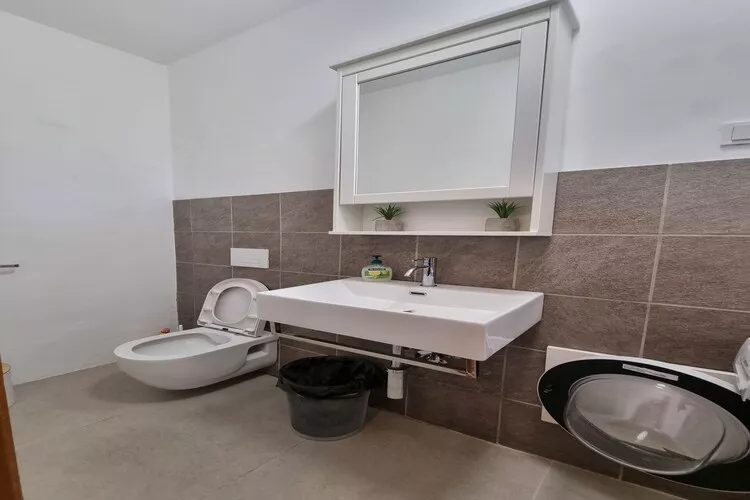 Cherry House-Bathroom