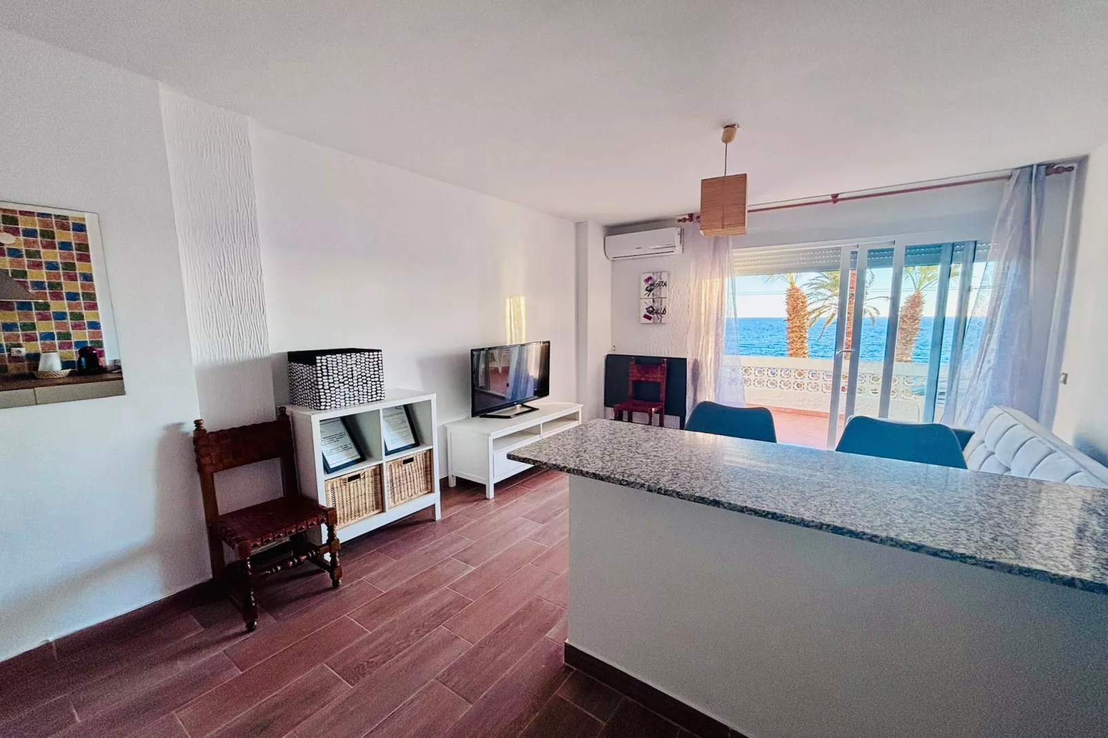 Apartamento Reina Sofía Primera linea de playa-Living room
