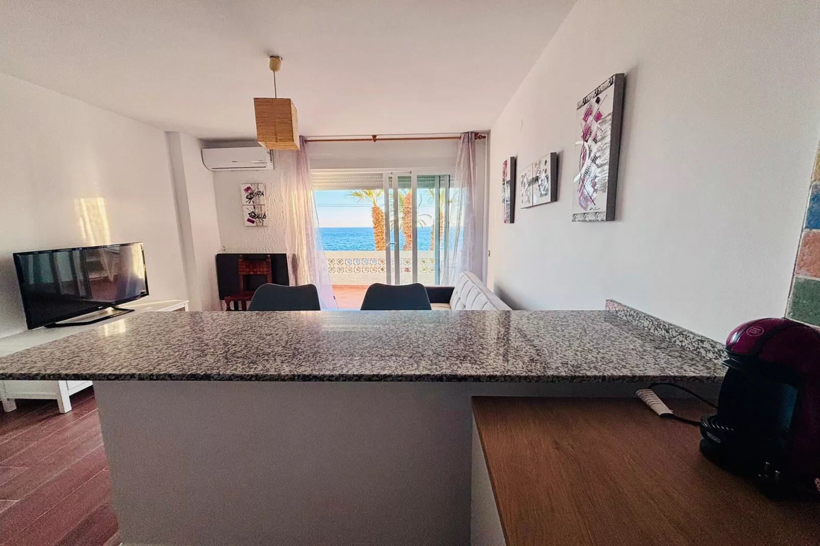 Apartamento Reina Sofía Primera linea de playa-Living room