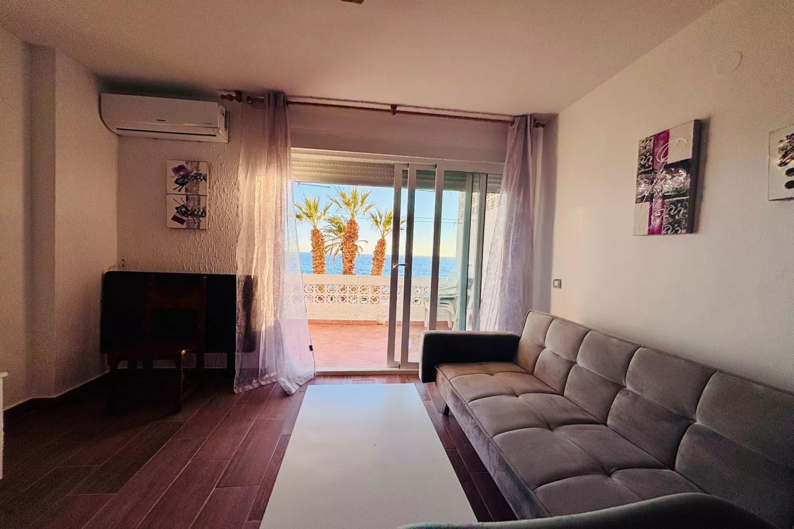 Apartamento Reina Sofía Primera linea de playa-Living room