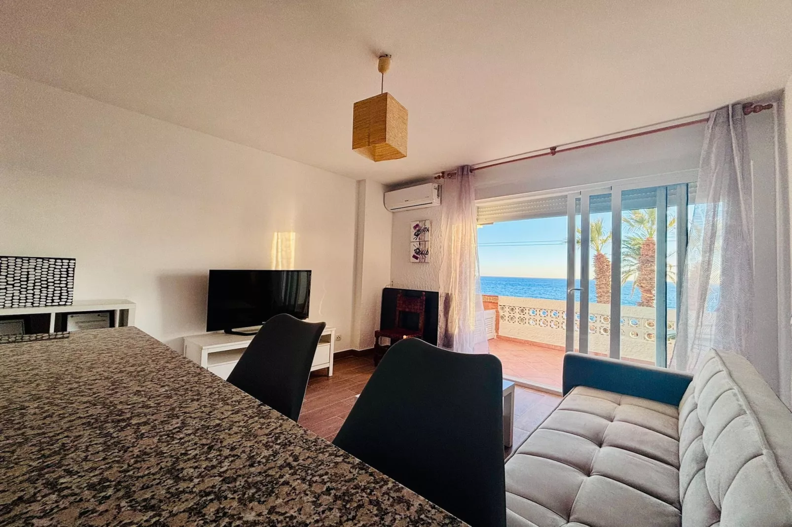 Apartamento Reina Sofía Primera linea de playa-Dining room