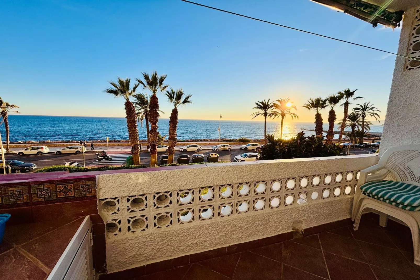 Apartamento Reina Sofía Primera linea de playa-Terrace balcony