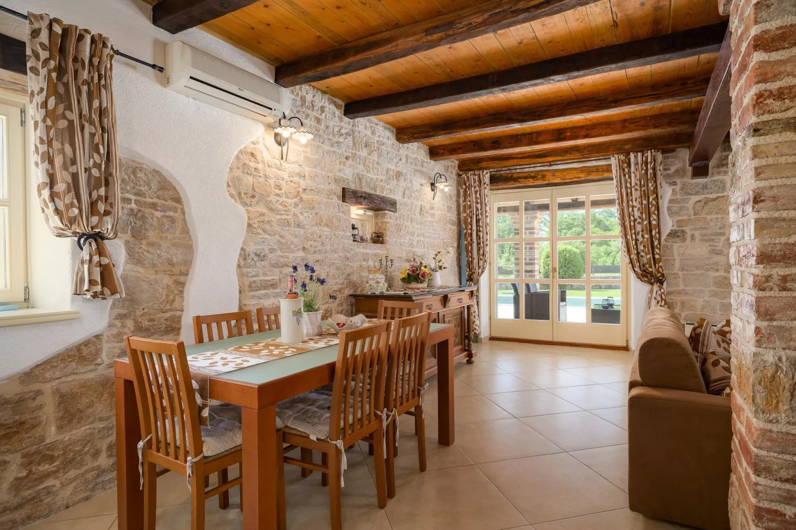 Villa Ida-Dining room