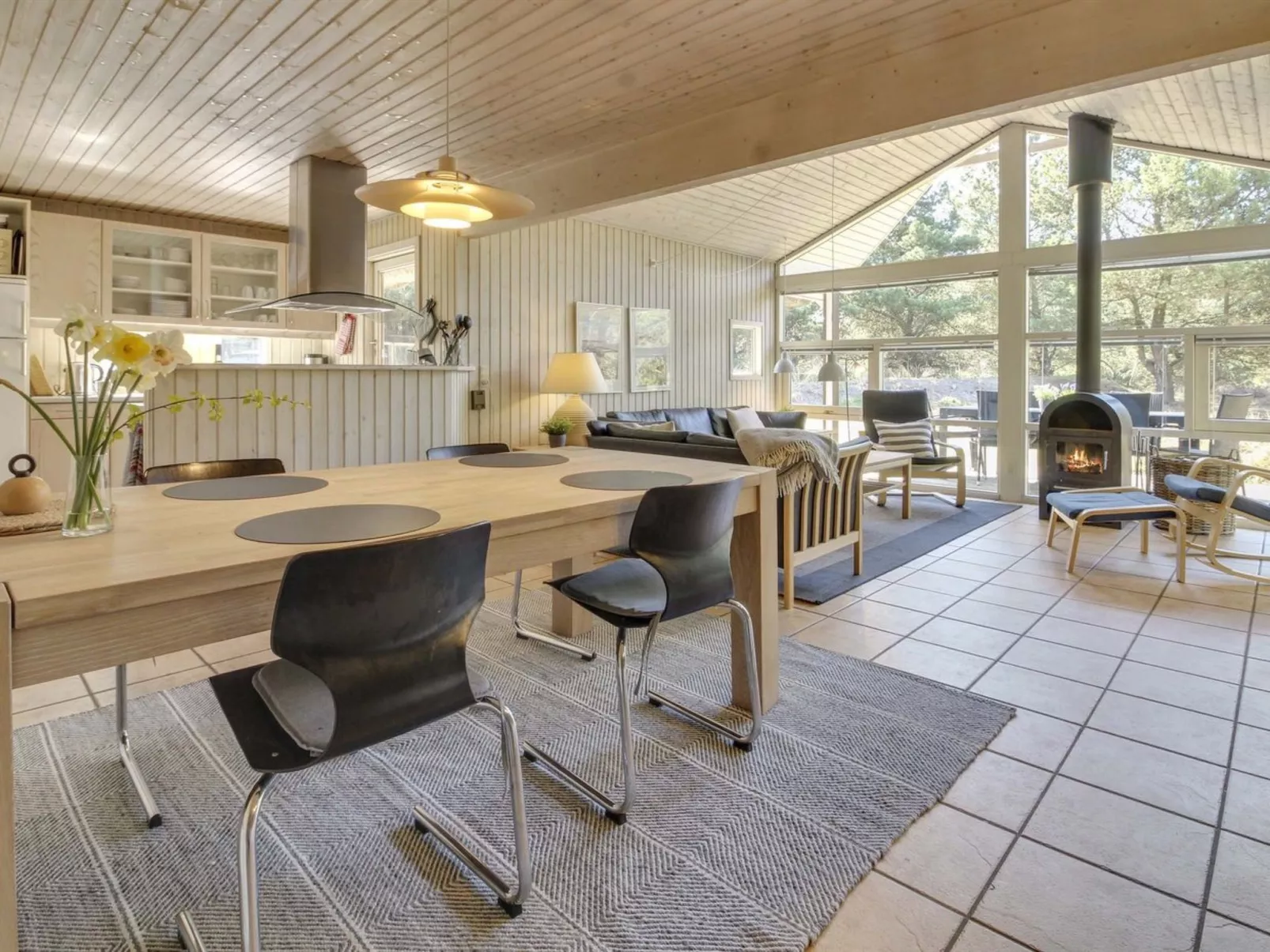 "Karri" - 1.1km from the sea-Inside