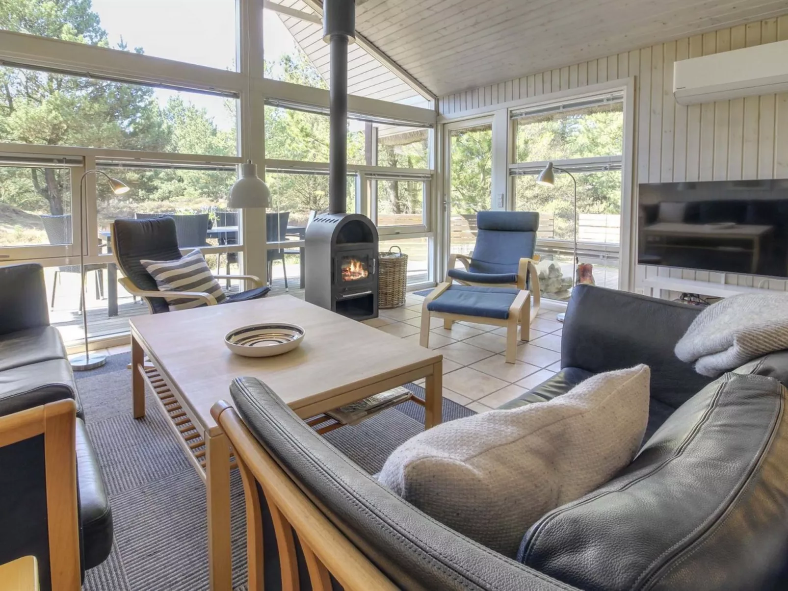 "Karri" - 1.1km from the sea-Inside