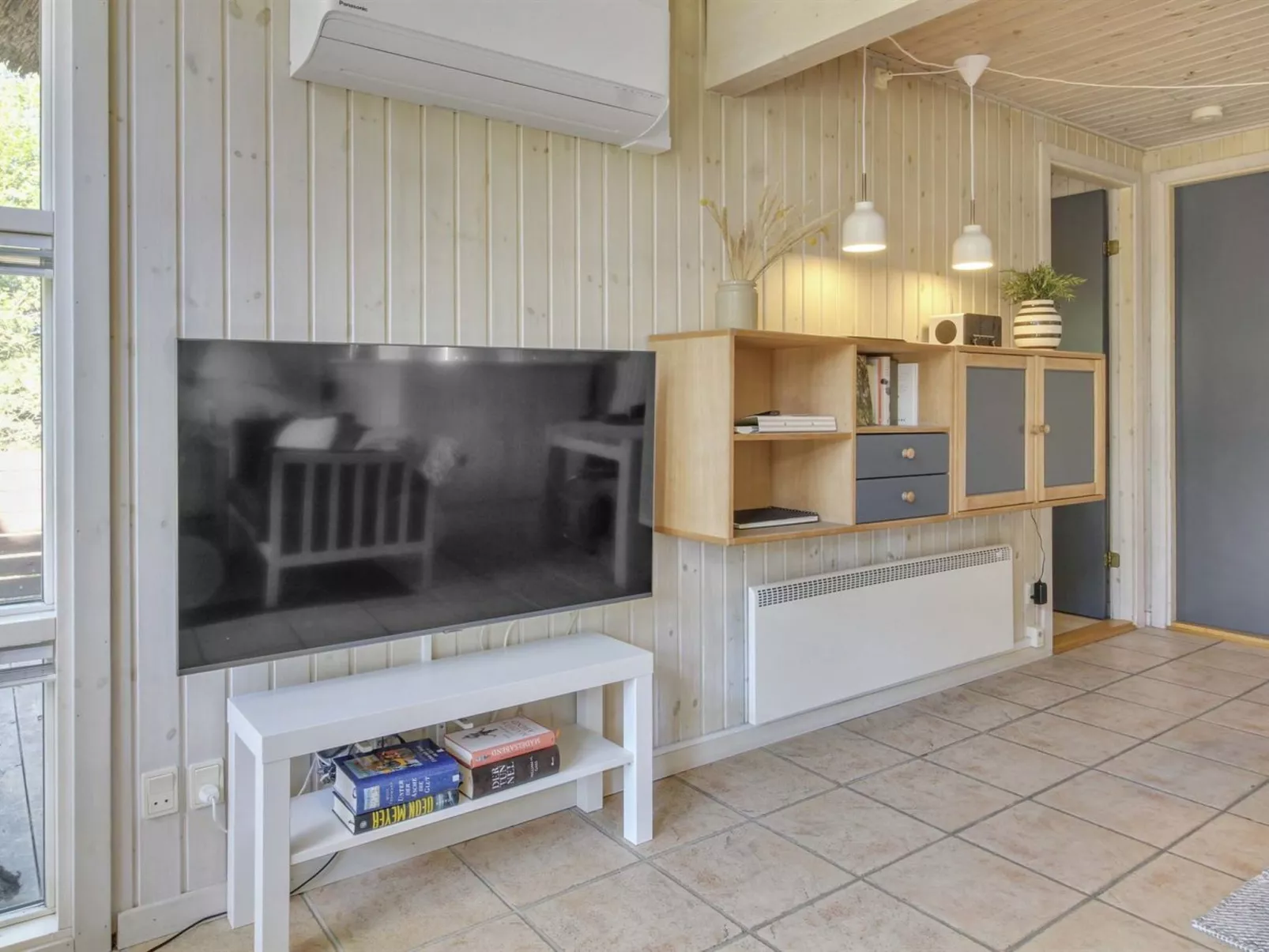 "Karri" - 1.1km from the sea-Inside