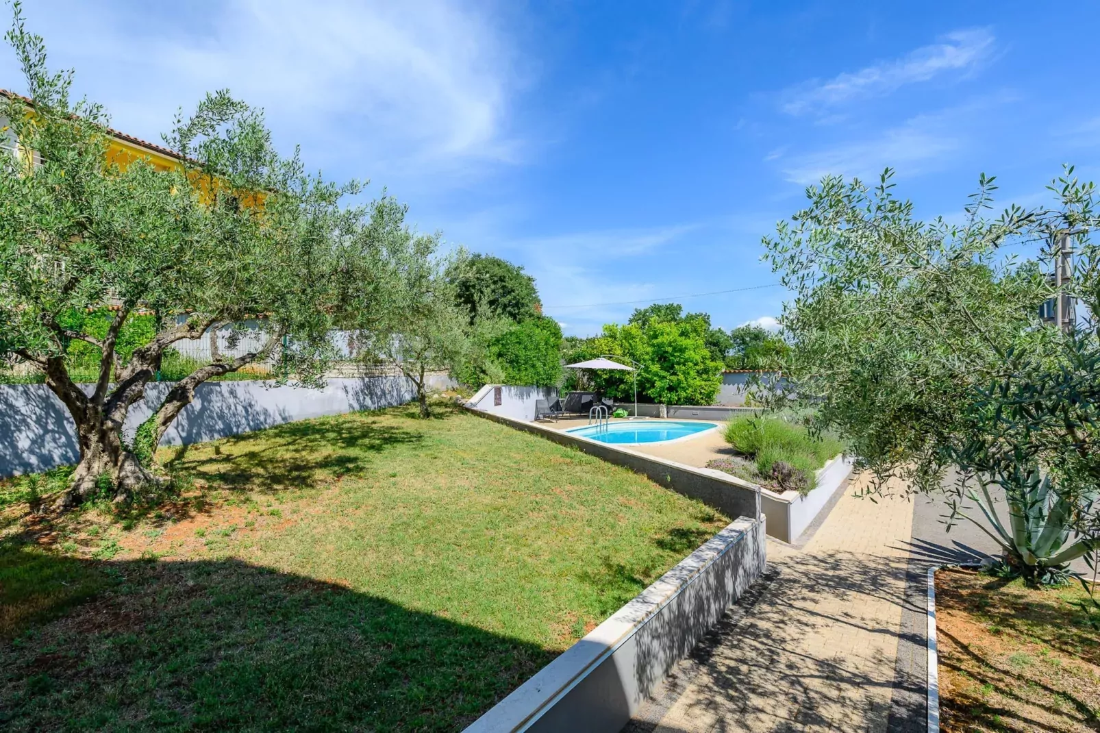 Villa Elisa-Gärten Sommer