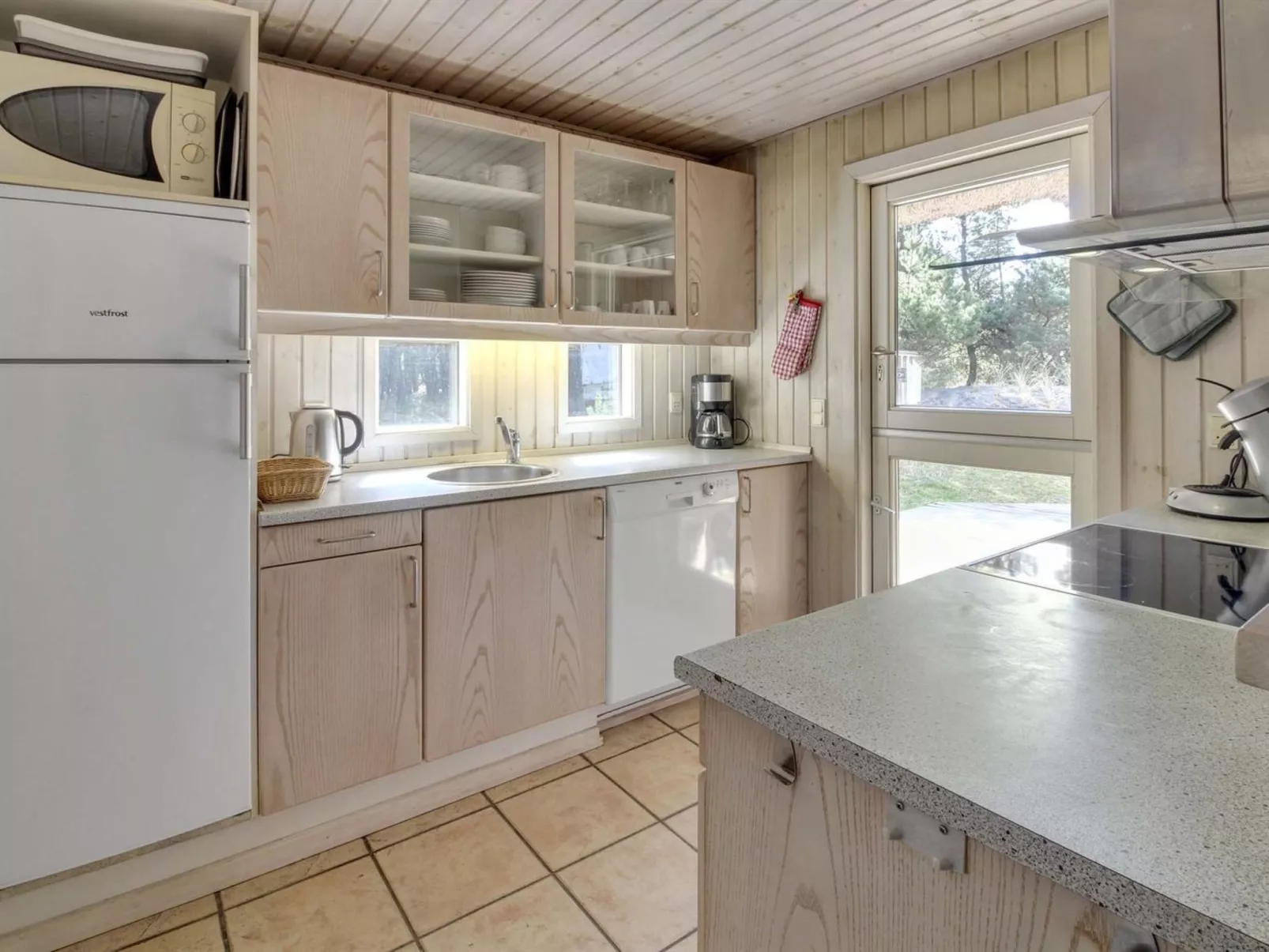 "Karri" - 1.1km from the sea-Inside