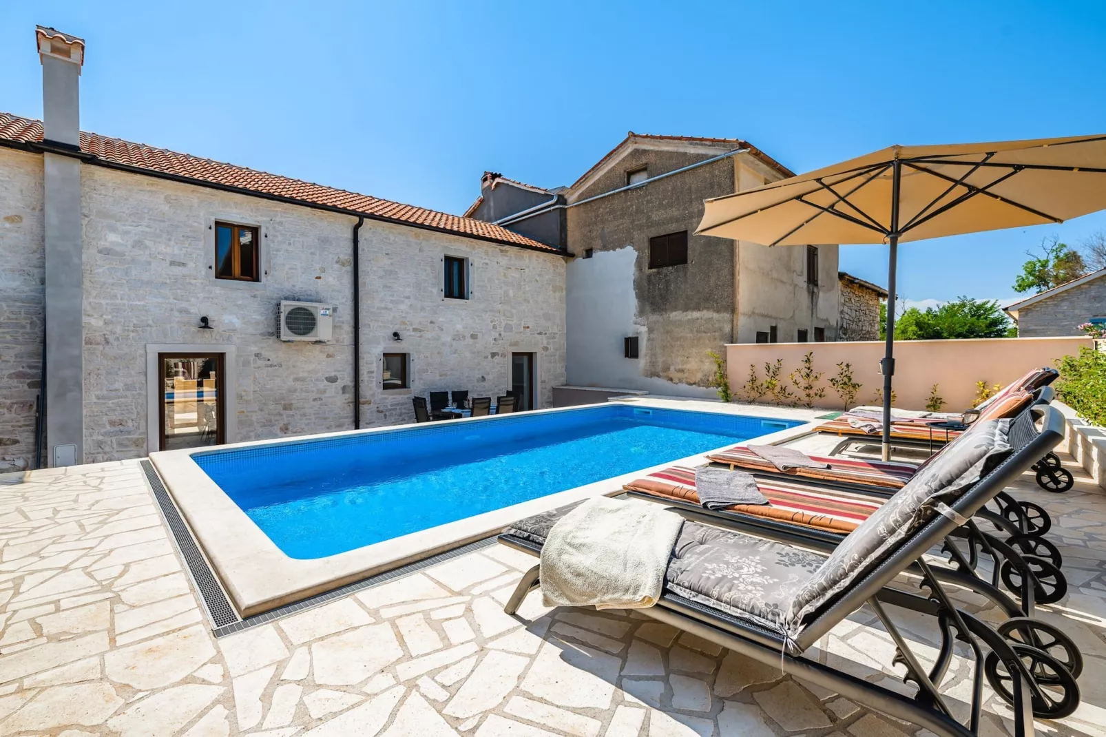 poolofhouse