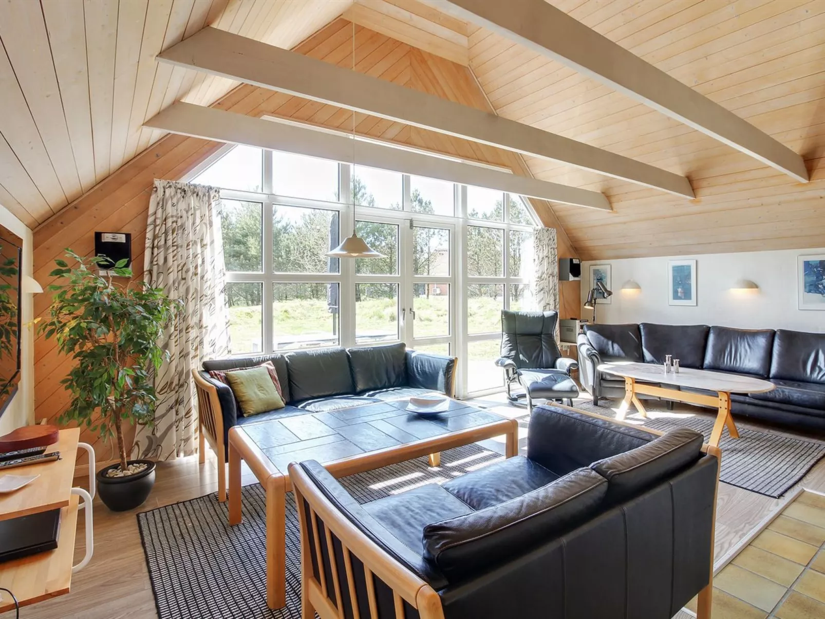 "Dorris" - 4.3km from the sea-Inside