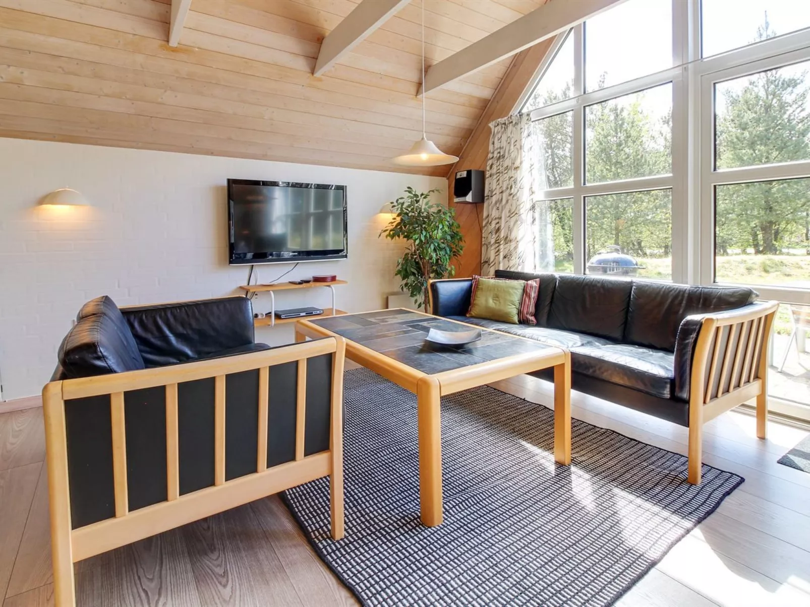 "Dorris" - 4.3km from the sea-Inside