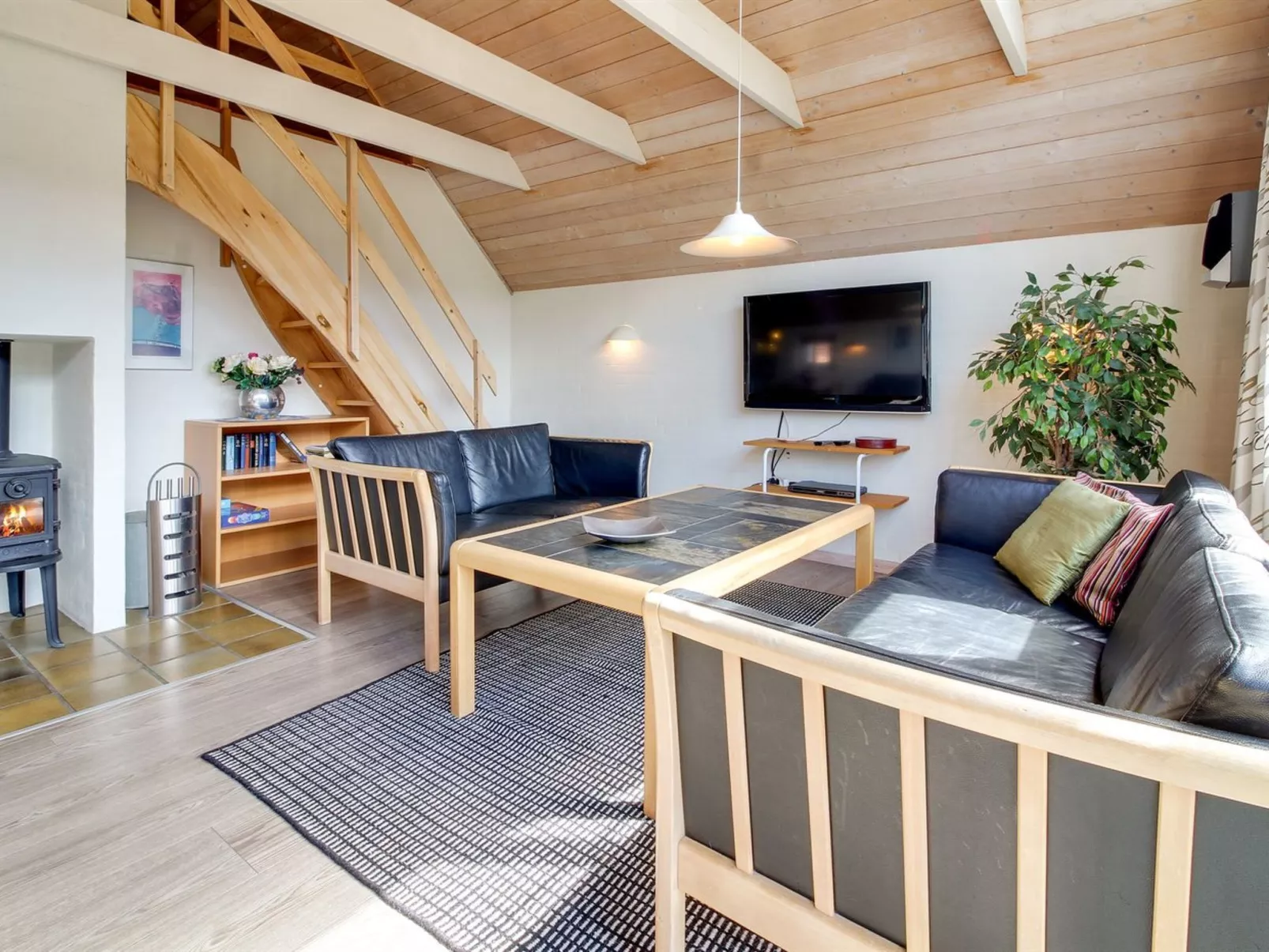 "Dorris" - 4.3km from the sea-Inside