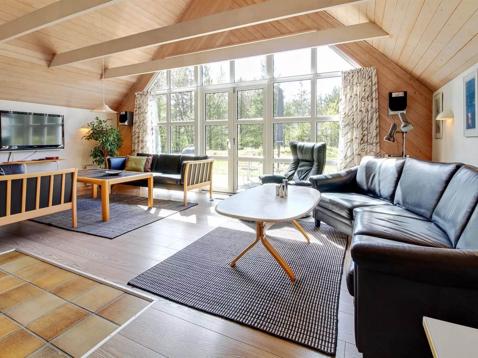 "Dorris" - 4.3km from the sea-Inside