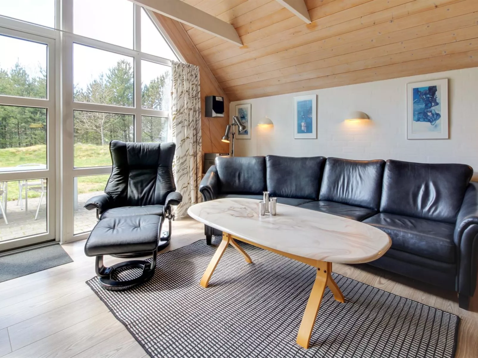 "Dorris" - 4.3km from the sea-Inside